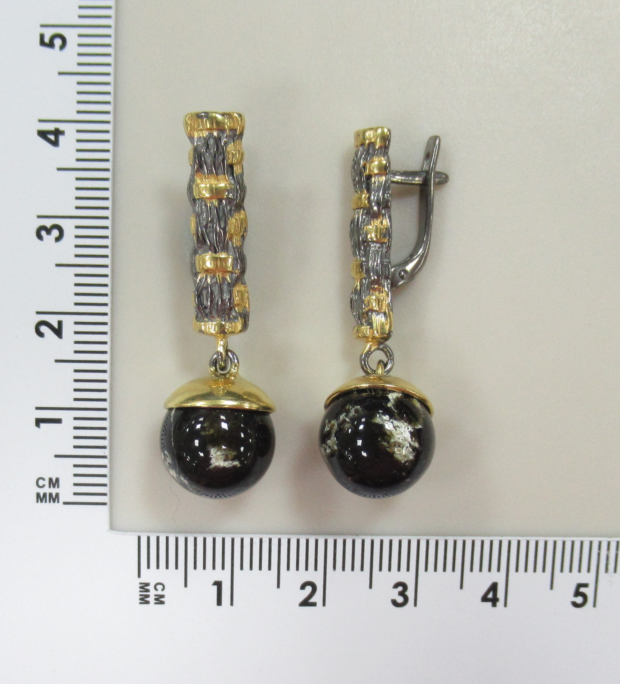 Серебряные серьги с янтарем